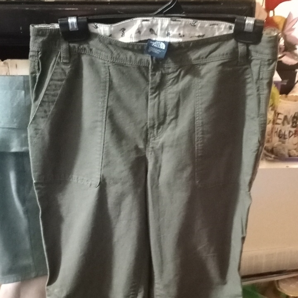 North Face Women's Green Capris (Size 10)